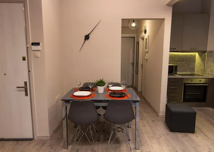 Luxury Apartment 10\' From The Center!