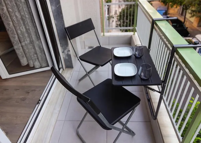Luxury Apartment 10\' From The Center!